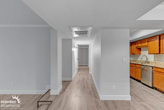 Building Photo - Updated and Spacious 2Bdm 2Ba Home in Prime North Phoenix Location! Unit d110