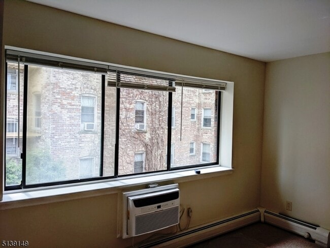 Photo - 206 Broad St