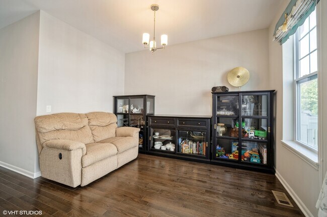 Photo - 850 Lexington Cir W