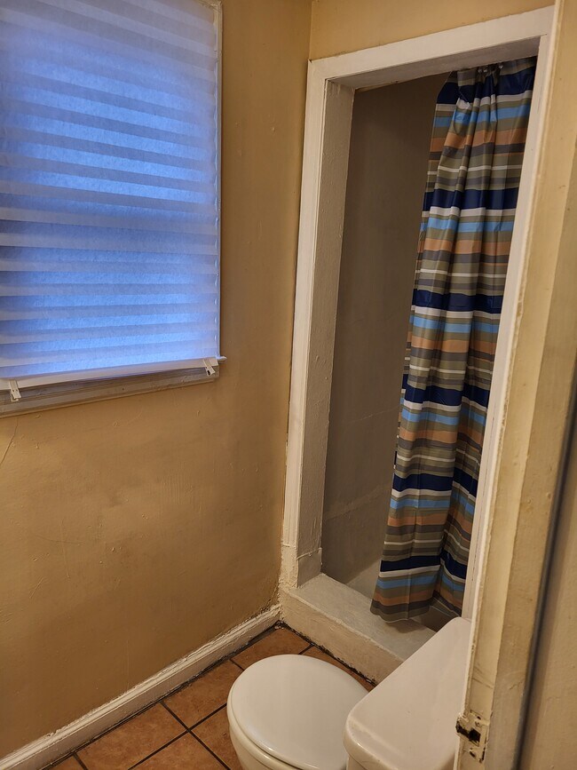 Photo - 2410 NE Thomas Ave Unit 3