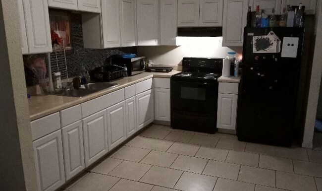 Kitchen - 1016 E Seward St Unit A