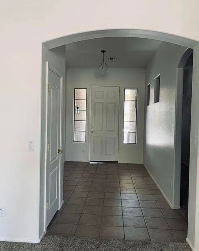 Photo - 4 bedroom with 3 car garage in Avondale