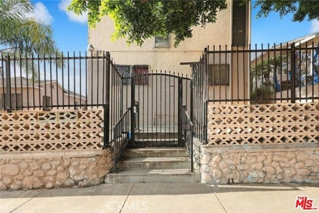 Building Photo - 959 S Soto St Rental