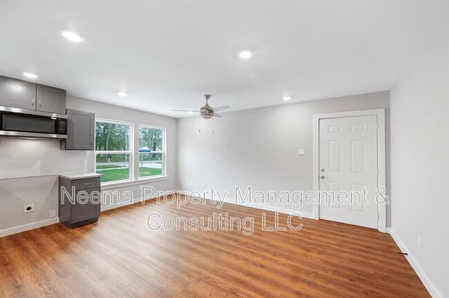 Photo - 8715 Bertwood St