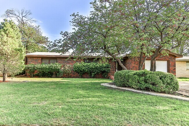 Building Photo - Beautiful 3 Bedroom Home in Central Lubbock