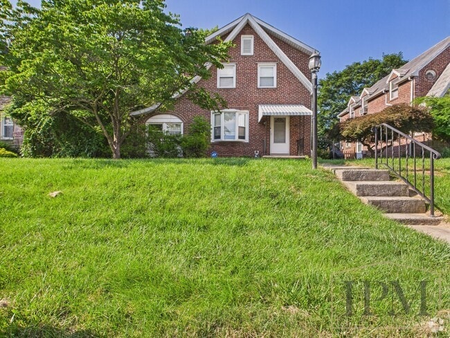 Building Photo - Available Now - Spacious 3-bedroom Home Lo...