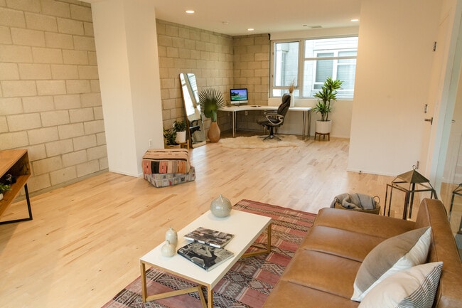 3450 Cahuenga Blvd W