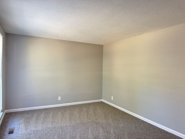 Photo - 3 Bedroom/1 Bath near shopping off Wilma R...