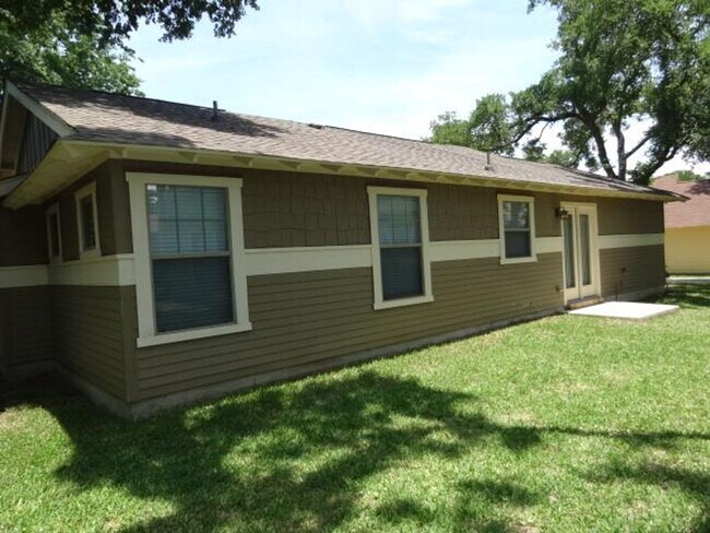 Photo - Cottages at Lake Creek / Freestanding One ...