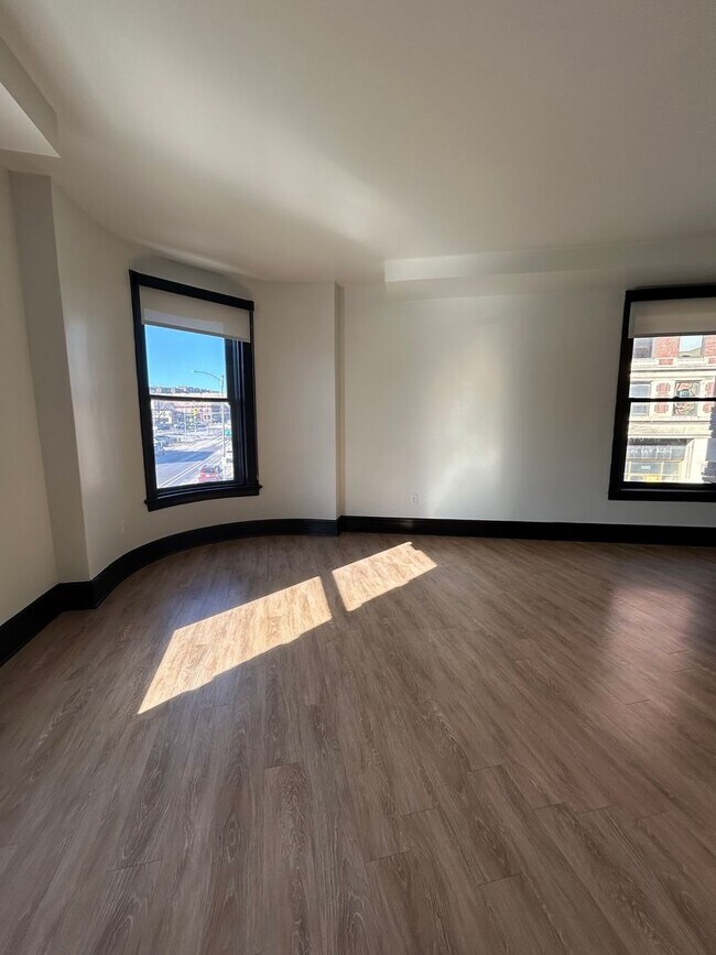 Photo - Luxury Downtown Living | Spacious 1-Bedroom 1-Bathroom Loft Unidad #204