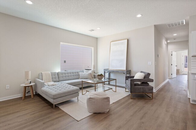 Photo - 446 S Longbranch Dr