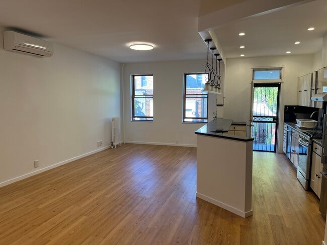 Photo - 6055 Woodbine St