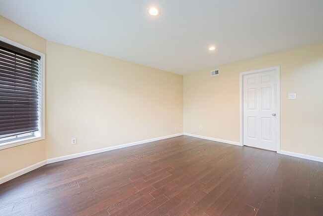 Photo - 2039 Shorewood Ln