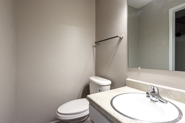 2BR, 1.5BA - 975 SF