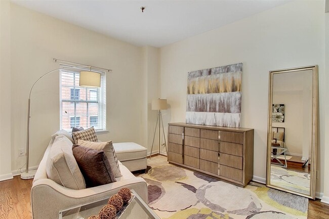 Building Photo - 227 Christopher Columbus Dr Unit 204B
