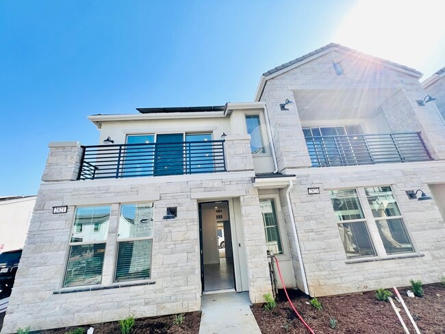 Photo - 2821 E Tamarind Dr Townhome