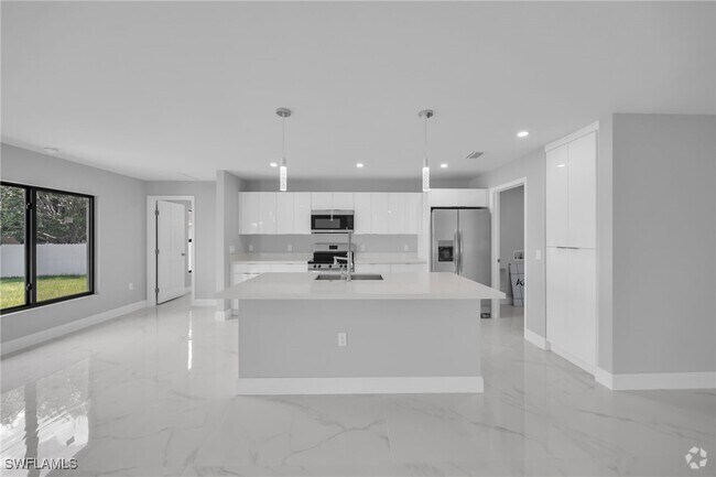 Building Photo - 20 SW 17th Pl Rental