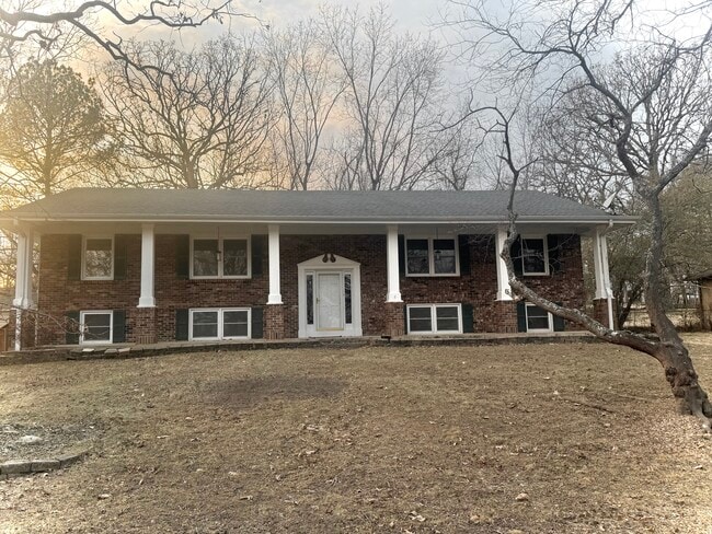 Building Photo - 1301 Chateau Dr