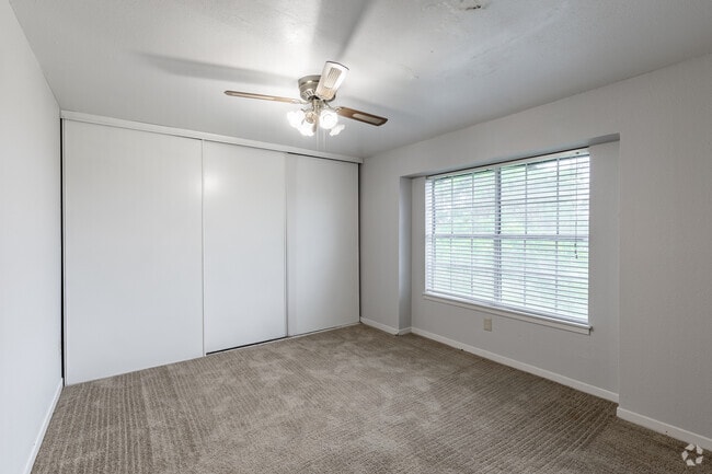 2BR, 2BA - 910 SF
