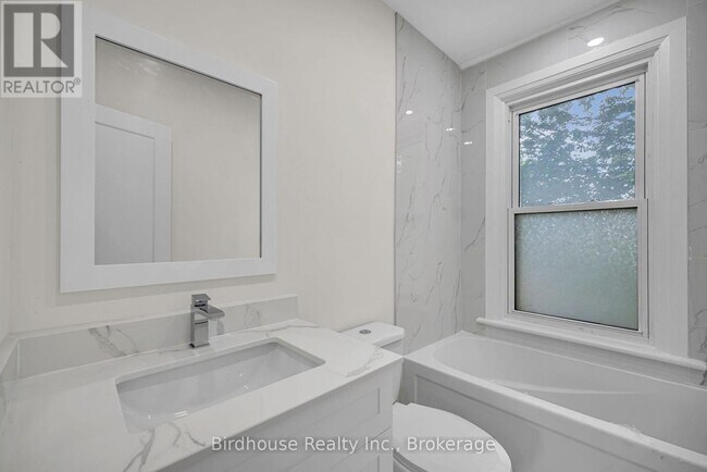 Photo - 108 Lindsay St S