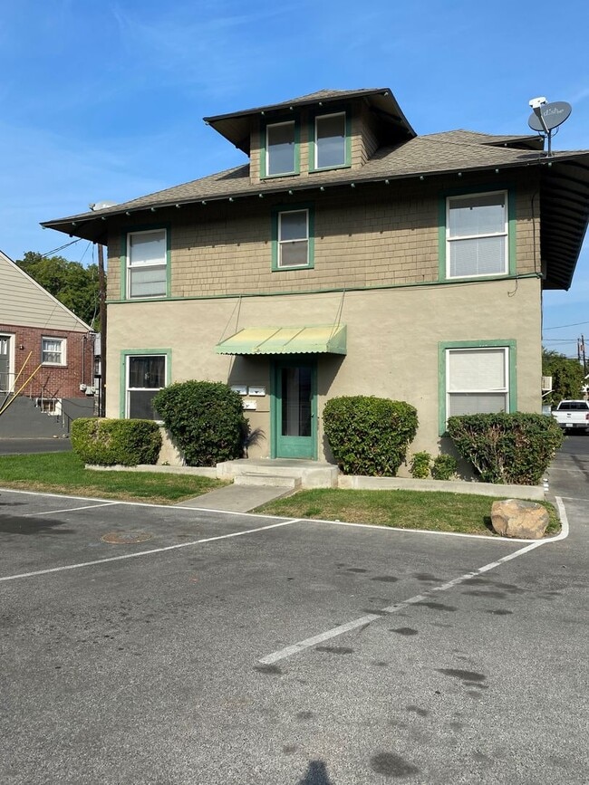 Building Photo - 1205 W Yakima Ave Unit 3