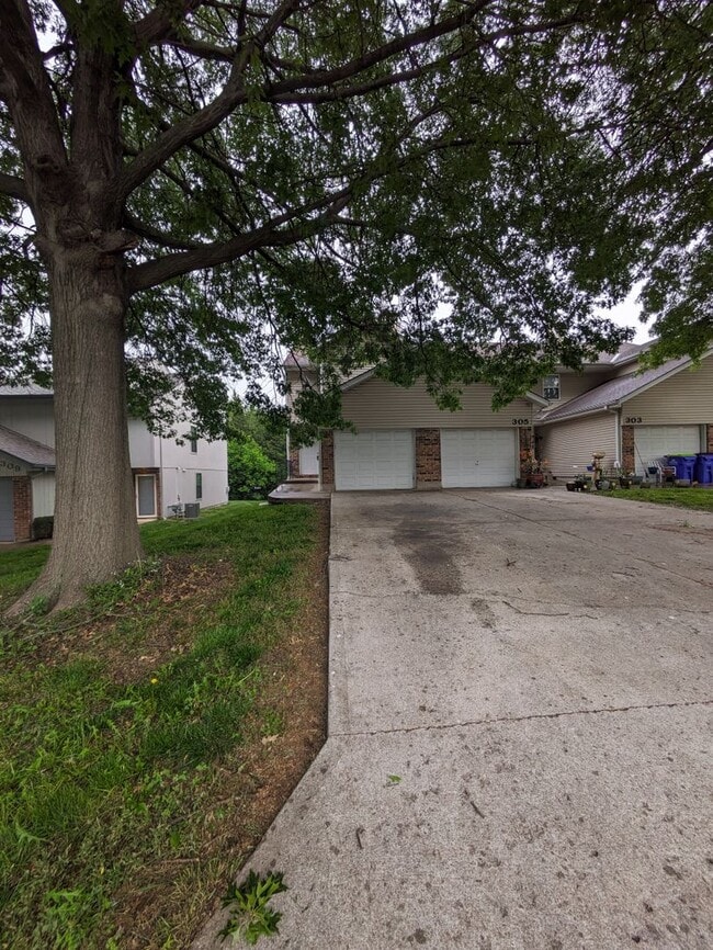 Photo - 307 NE Timbercreek Dr