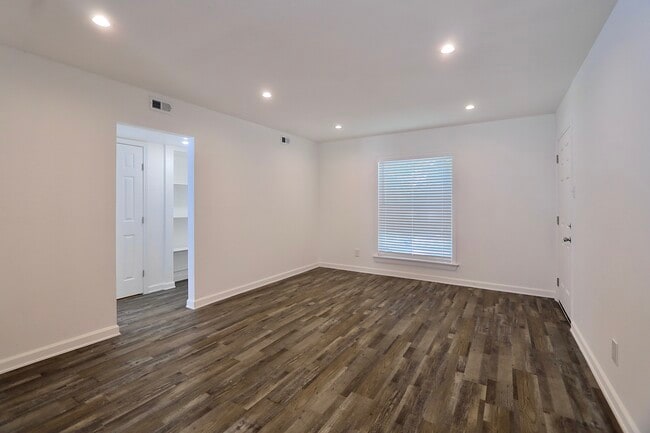 Photo - Lakewood Manor