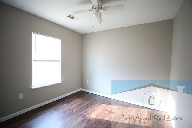 Photo - Recently renovated 2 bed 1 bath apartment ...