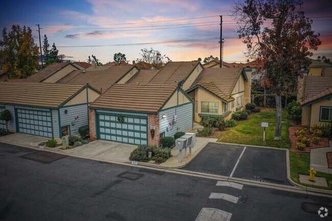 Building Photo - 2 BR Townhome in Escondido w/ 2 car garage