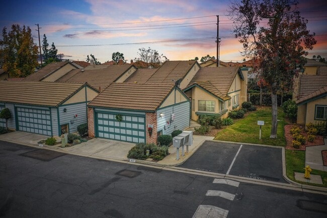 2 BR Townhome in Escondido w/ 2 car garage - 2 BR Townhome in Escondido w/ 2 car garage