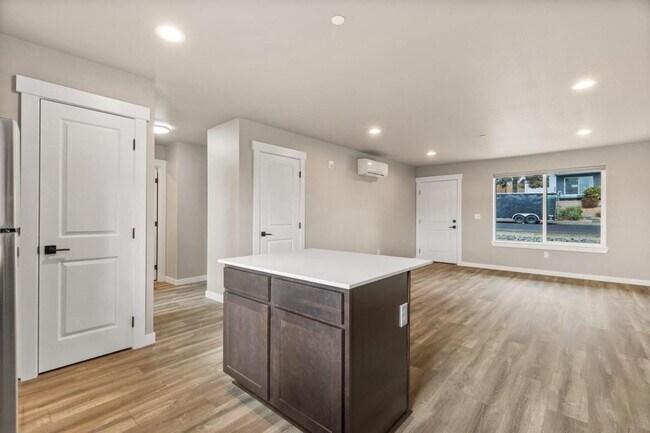 Photo - 303 E Broadway Ave