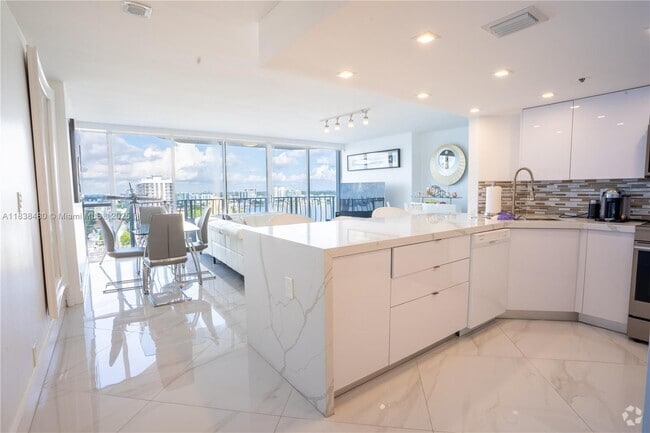 Building Photo - 7601 E Treasure Dr Unit 2111 Rental