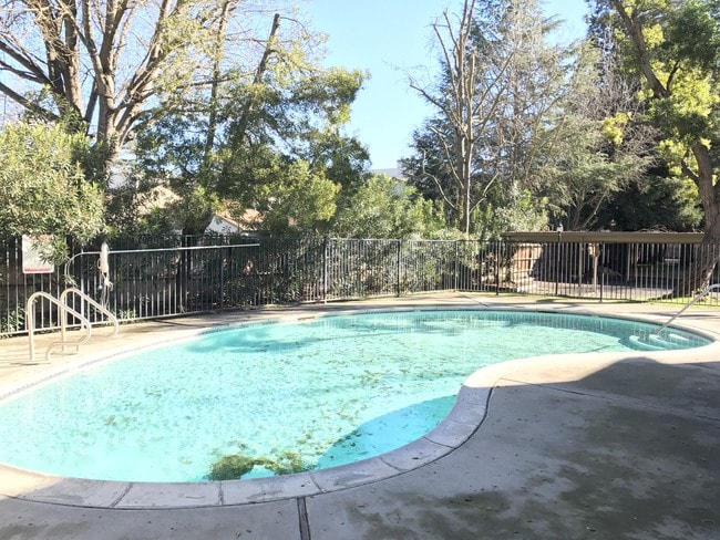 Photo - Stamford Court Apartments