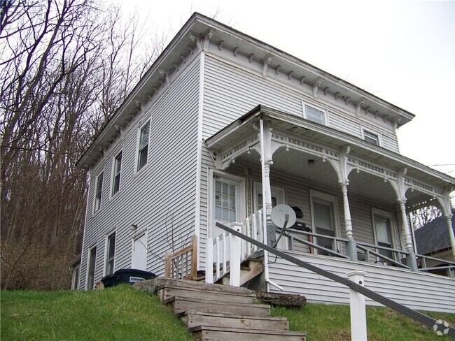 Building Photo - 493 Main St Rental