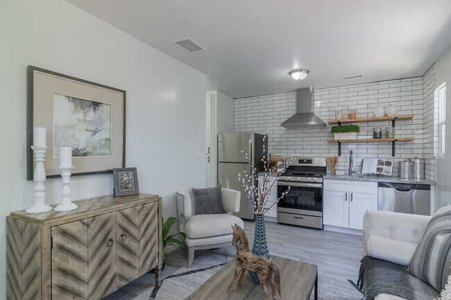 Photo - 1649 E Oak St