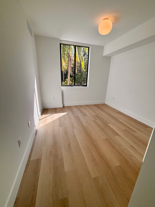 Photo - 2512 NE 181st St Unidad B2