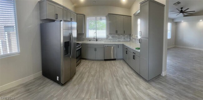 Photo - 198 Crown Imperial St