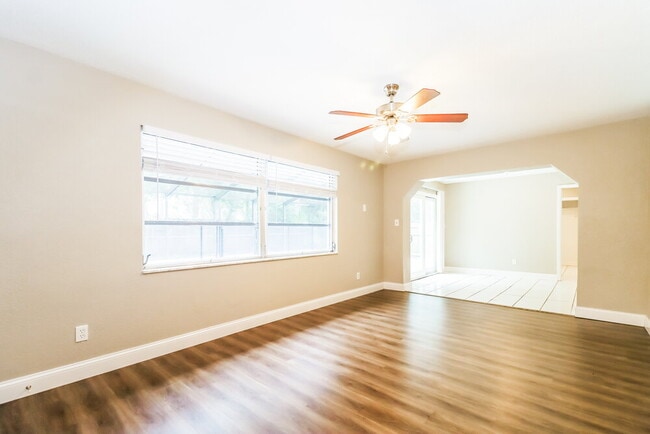 Photo - 5795 Hillside St