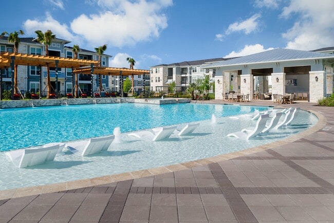 Building Photo - Sapphire Bay Rental