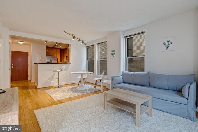 Photo - 915 E Street NW Unit 1001 Unidad 1001