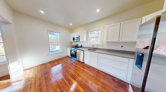 Photo - 736 Main St
