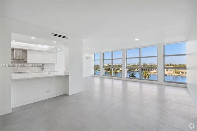 Building Photo - 5055 Collins Ave Unit 5055 Collins Ave appt 7M Rental