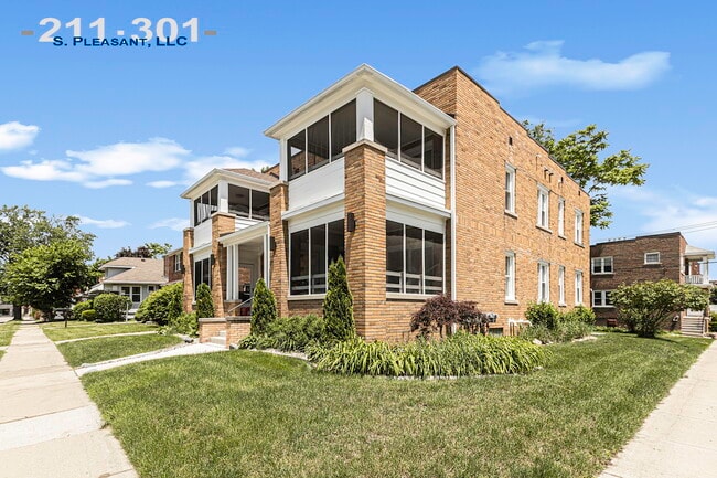 Photo - 301 S Pleasant St Unit 2