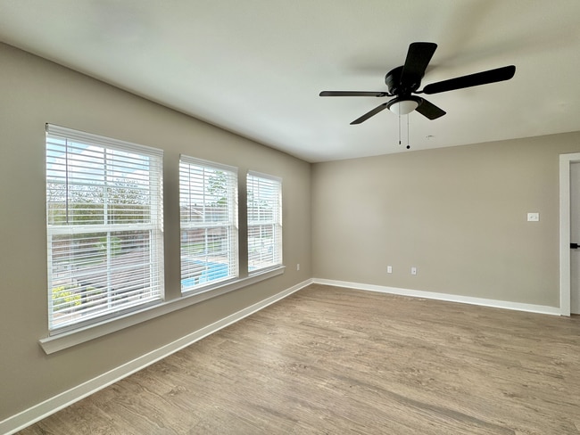 VISTA DE LA SALA DE ESTAR - Hidden Pointe Apartments