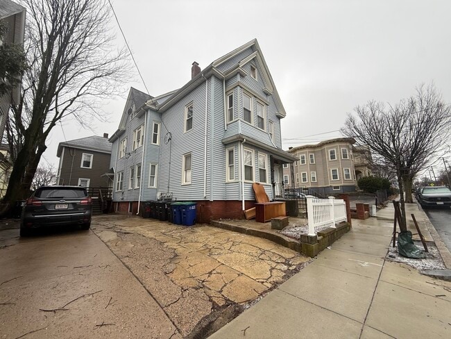 Building Photo - 98 Summer St Unit 2D