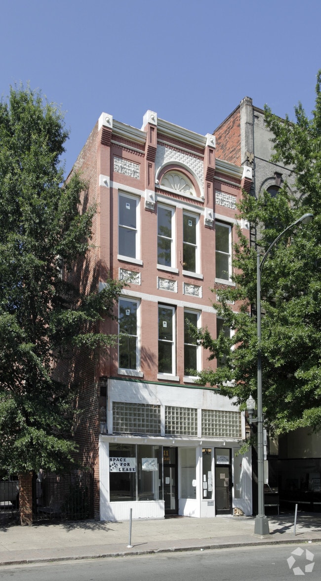 11 E Broad St