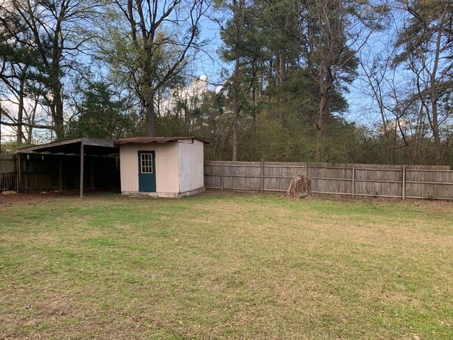 Photo - 4/2 Fenced Yard and Pet Friendly. SHISD