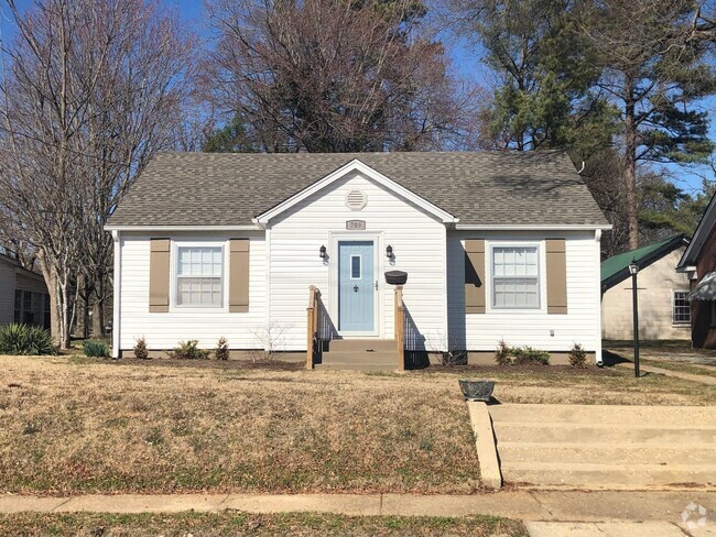 Building Photo - 709 E College St Rental