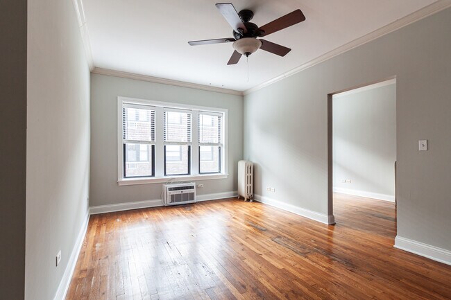 Building Photo - 736 W Addison St Unit 2