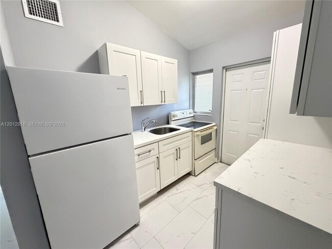 Building Photo - 836 NW 12th Terrace Unit 2